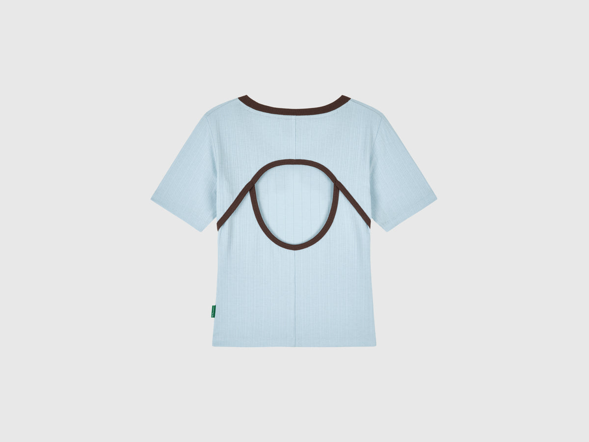 T-shirt con apertura sulla schiena