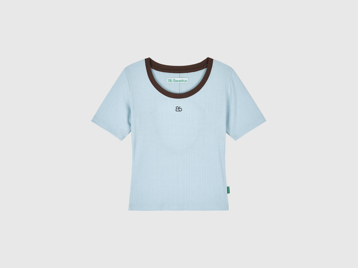 T-shirt con apertura sulla schiena