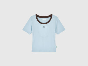 T-shirt con apertura sulla schiena