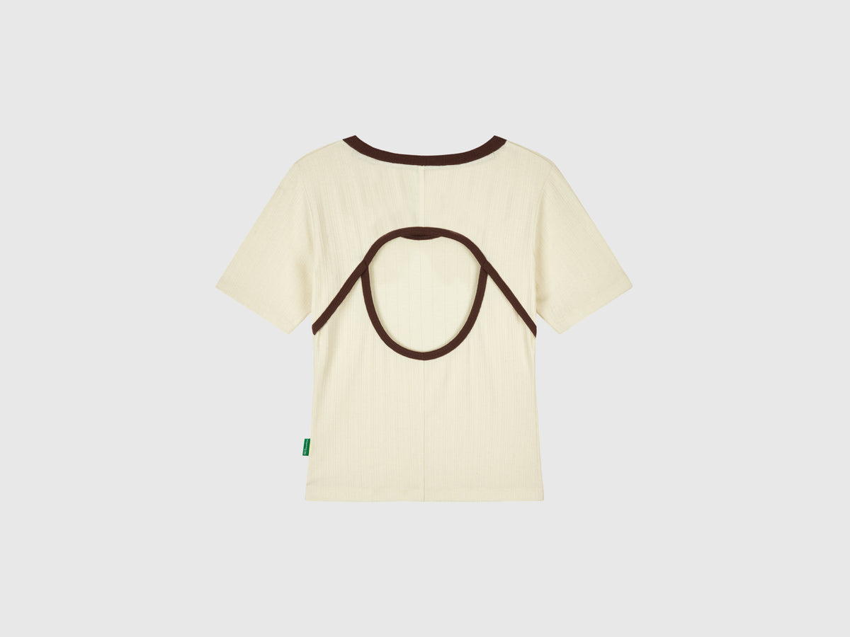 T-shirt con apertura sulla schiena