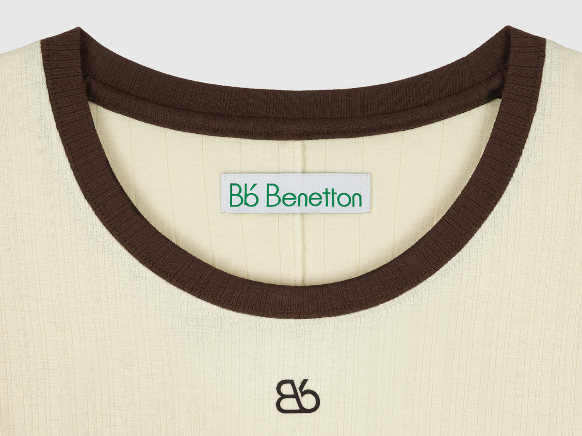 T-shirt con apertura sulla schiena