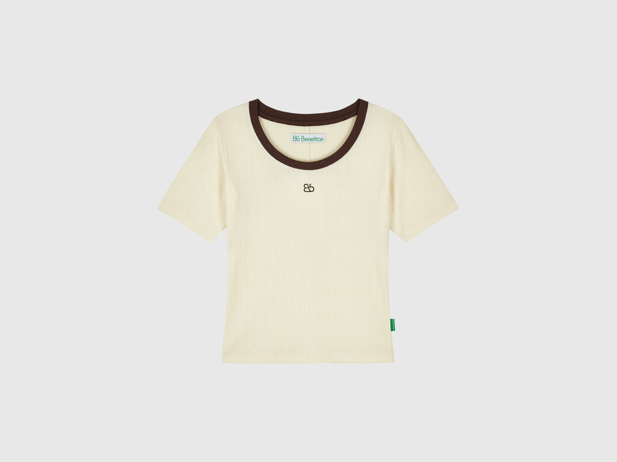 T-shirt con apertura sulla schiena