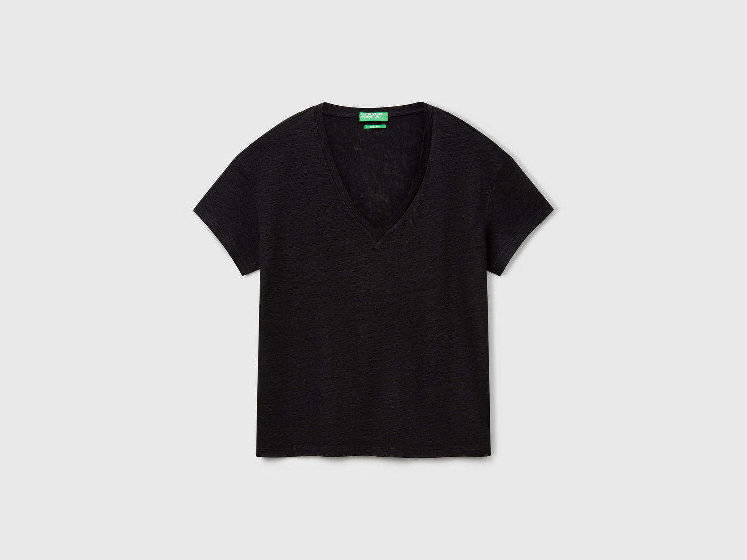 T-shirt scollo a V in puro lino da donna nero | Benetton Outlet