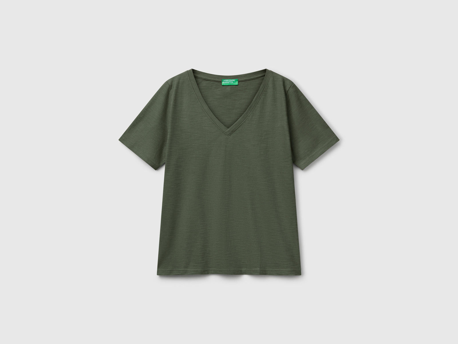 T-shirt scollo a V in cotone fiammato da donna verde militare | Benetton Outlet