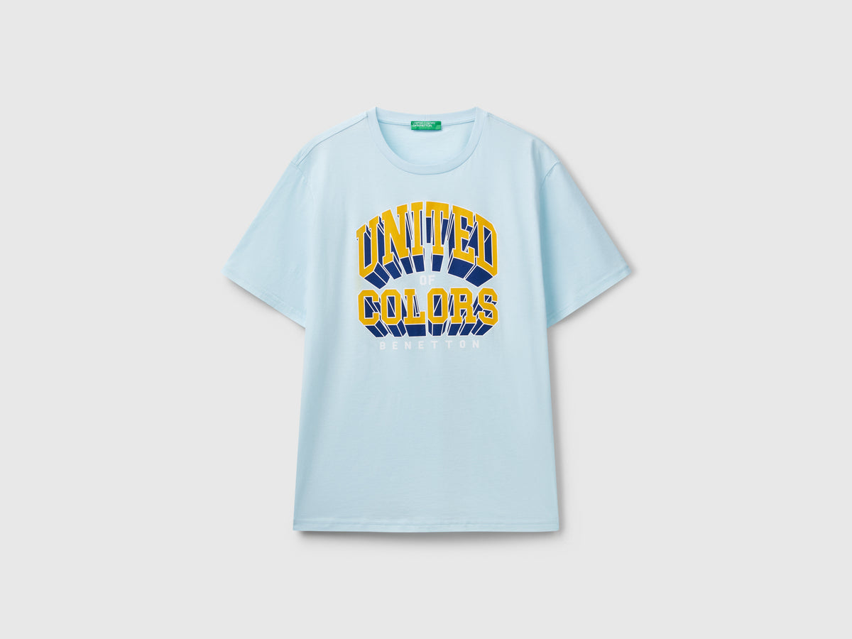 T-shirt azzurra in cotone con logo giallo
