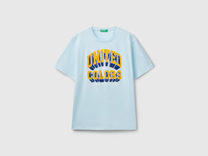 T-shirt azzurra in cotone con logo giallo