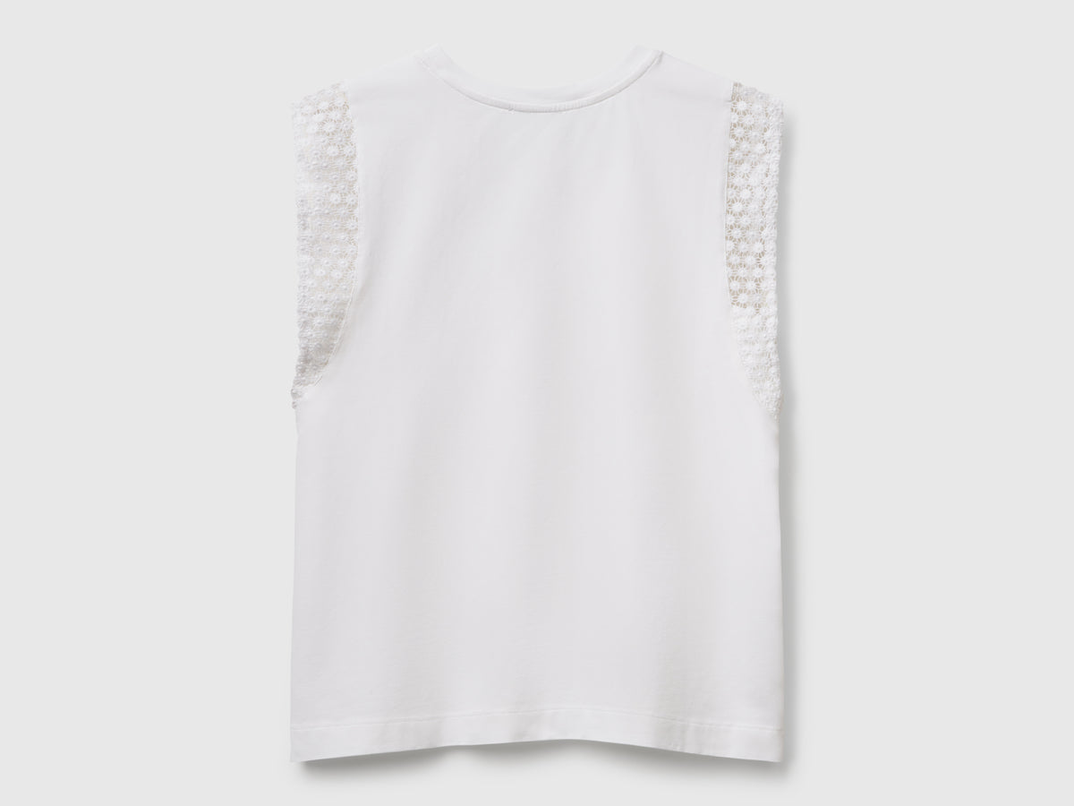 Top smanicato con macramè