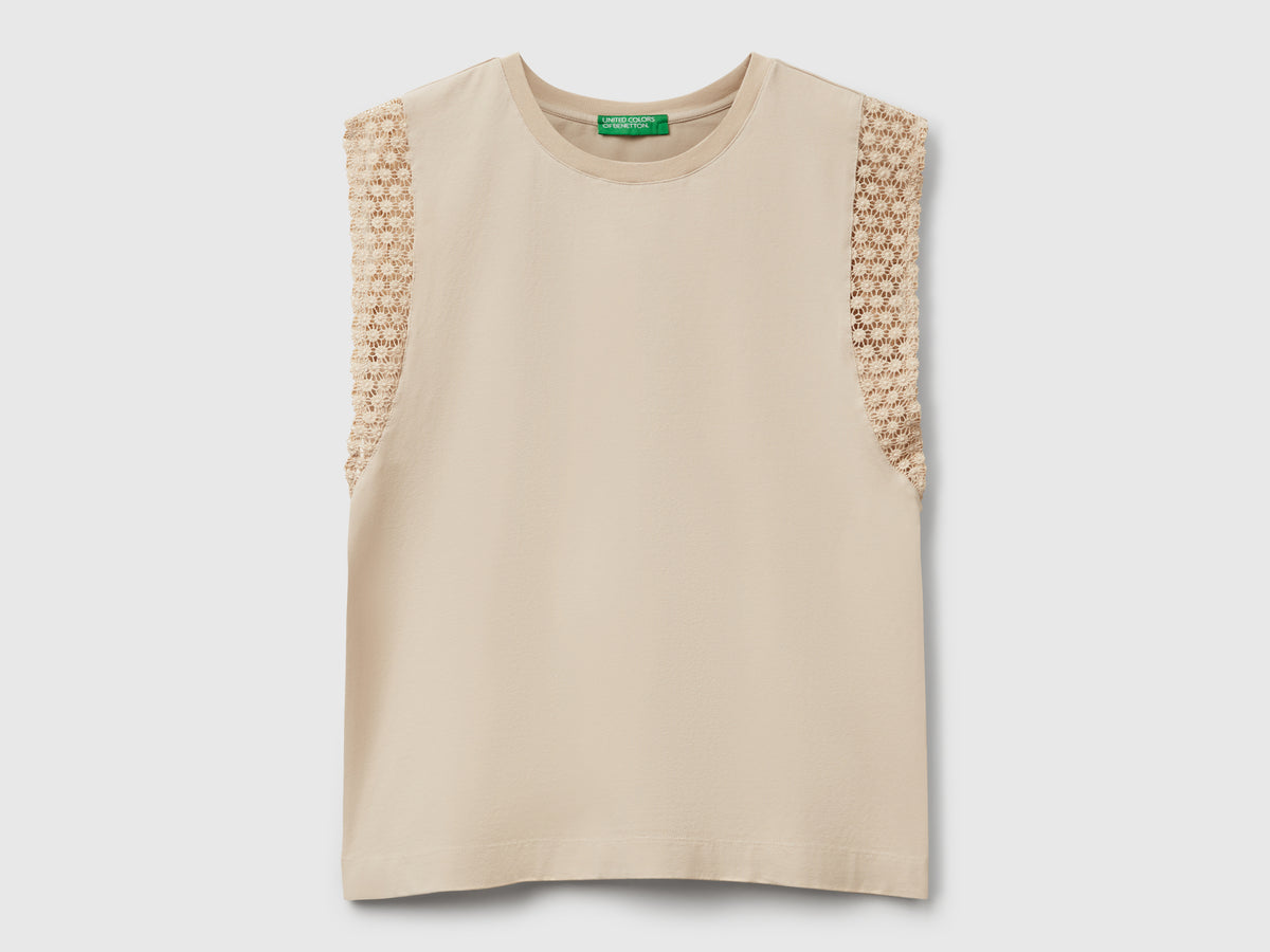 Sleeveless top with macramé