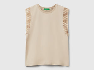 Sleeveless top with macramé