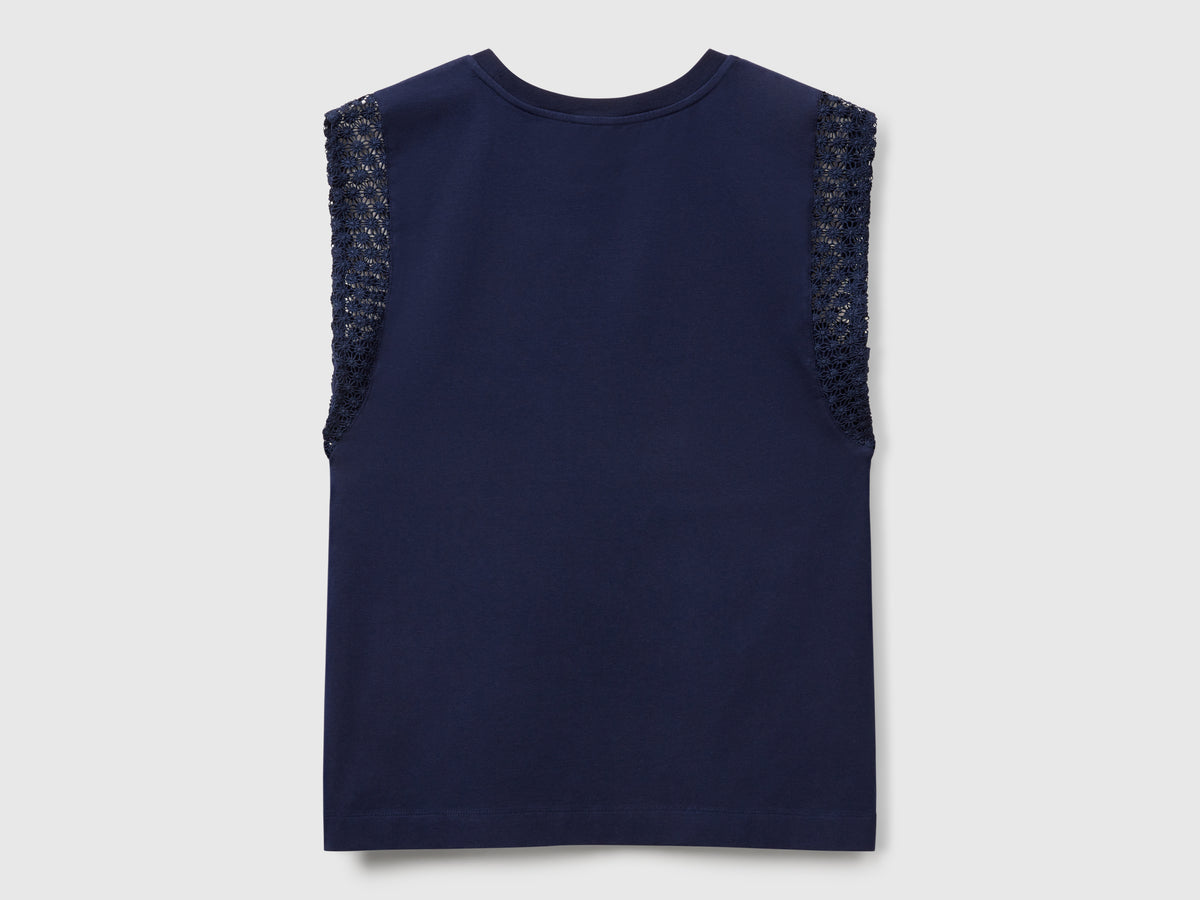Sleeveless top with macramé