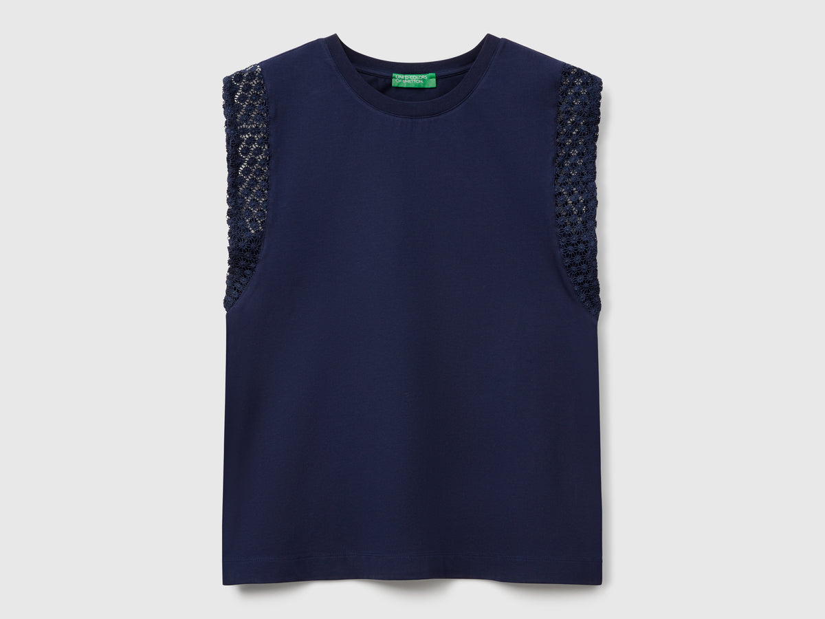 Sleeveless top with macramé