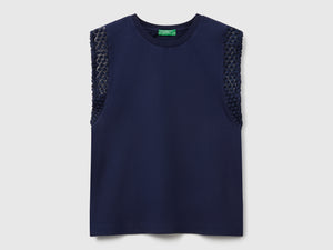 Sleeveless top with macramé