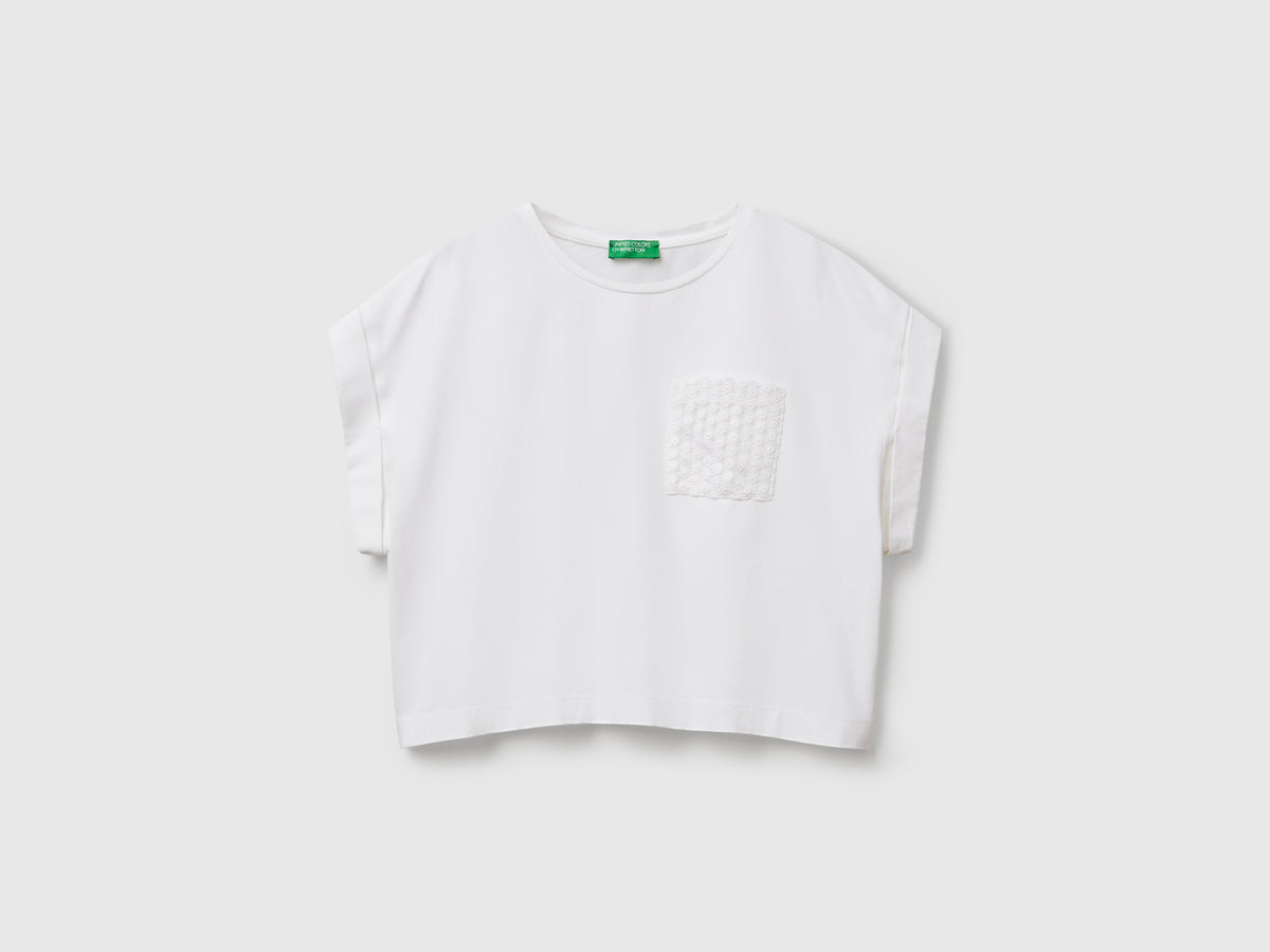 T-shirt con taschino macramè