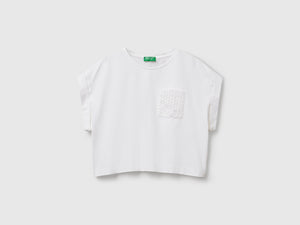 T-shirt con taschino macramè