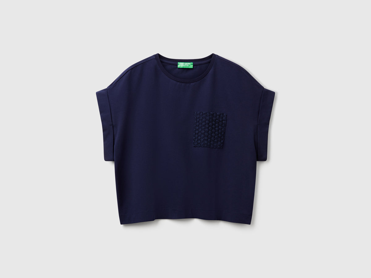 T-shirt with macramé pocket