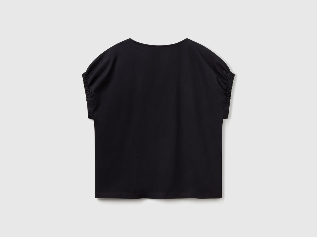 Maglietta con nodo e cut out