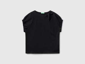 Maglietta con nodo e cut out
