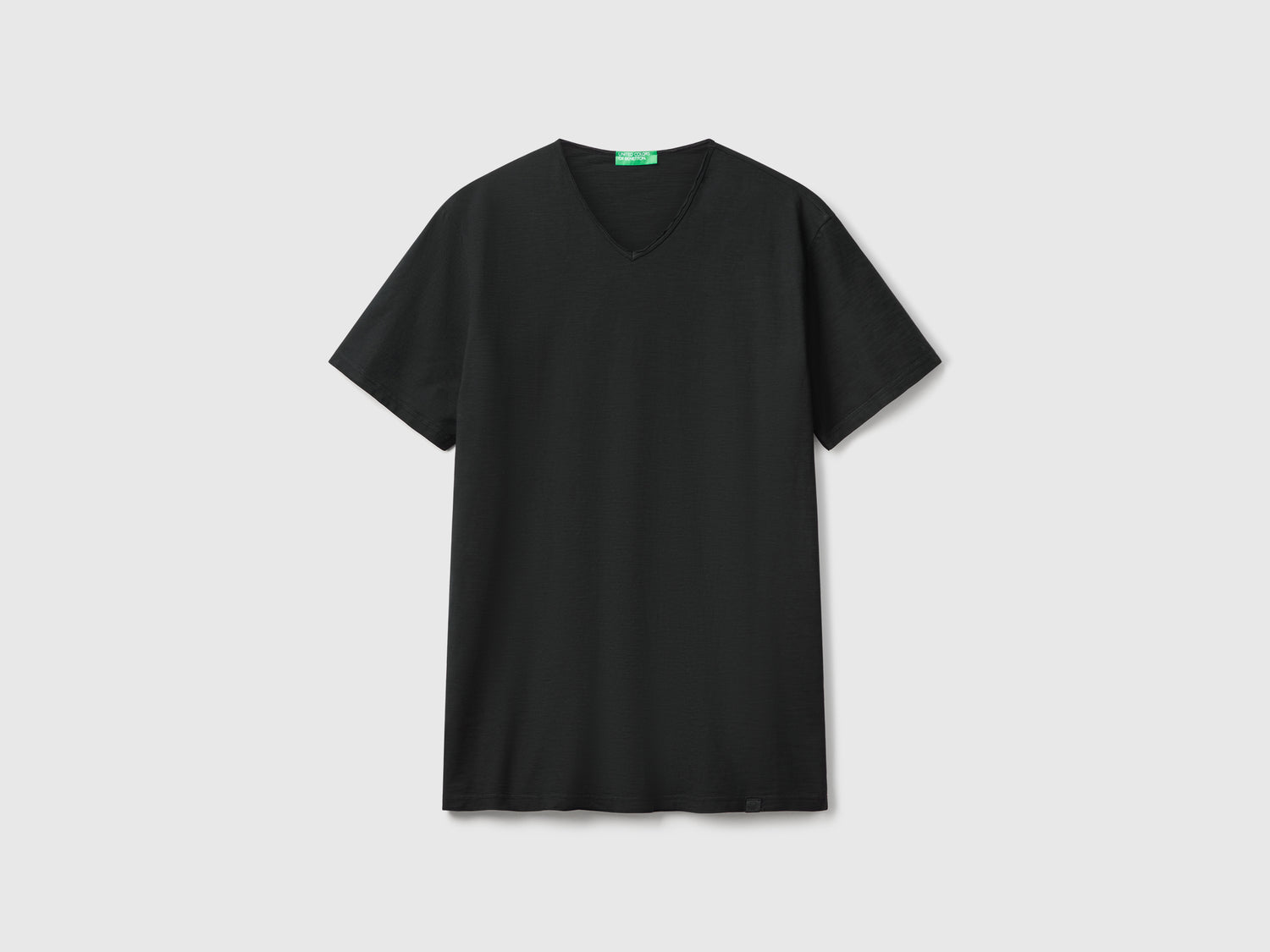 T-shirt 100% cotone con scollo a V da uomo nero | Benetton Outlet