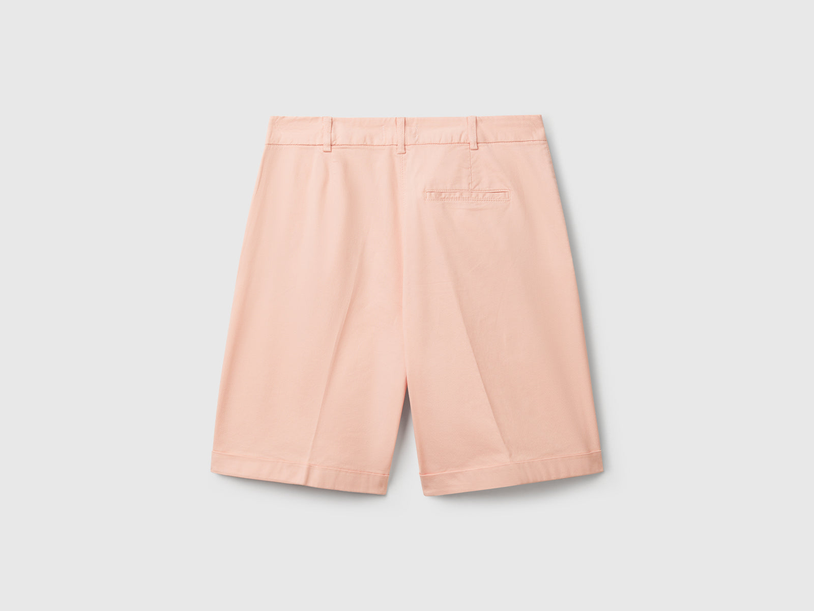 Bermuda con risvolto in cotone stretch da donna rosa tenue 2 | Benetton Outlet