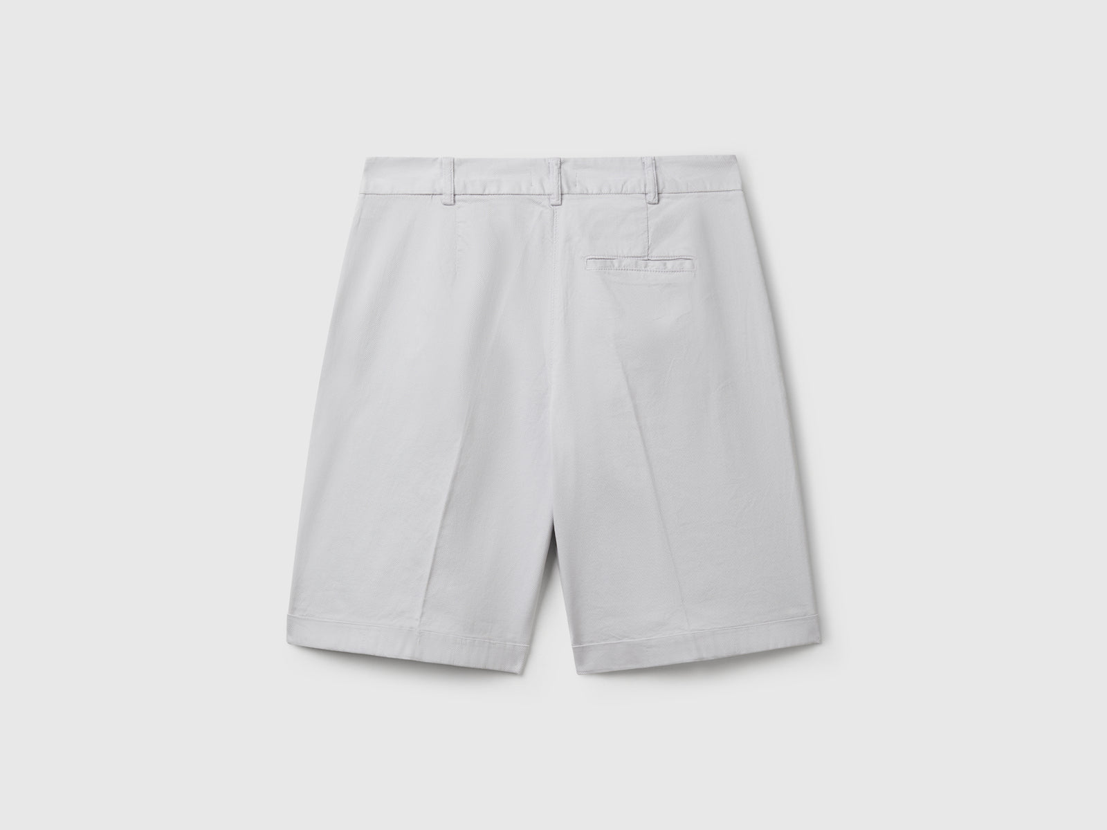 Bermuda con risvolto in cotone stretch da donna grigio chiaro 2 | Benetton Outlet