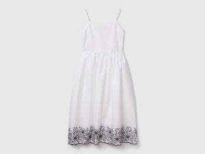 Vestito con ricamo floreale