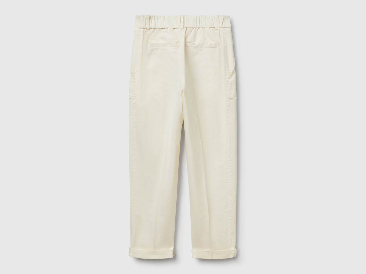 Pantaloni con risvolto in cotone stretch