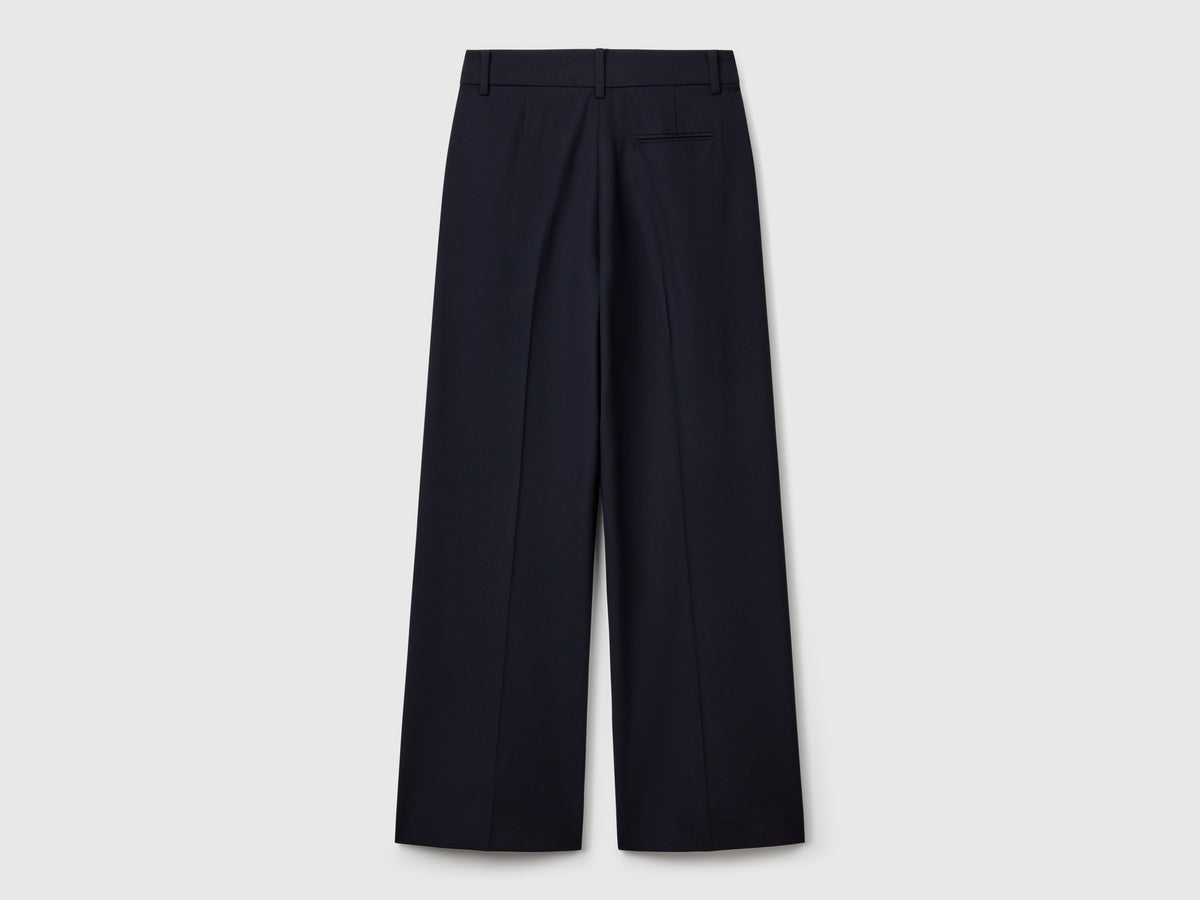 Wide flowing trousers