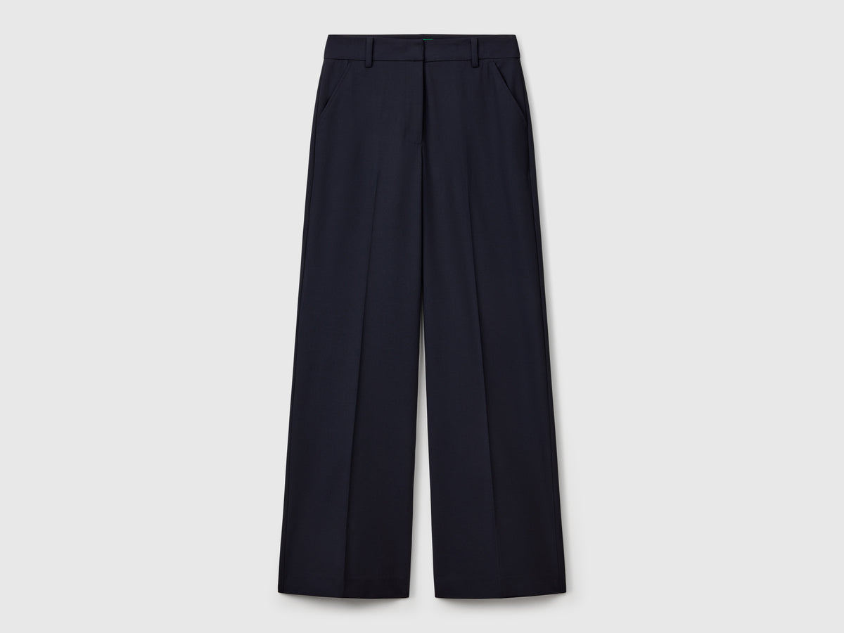 Wide flowing trousers