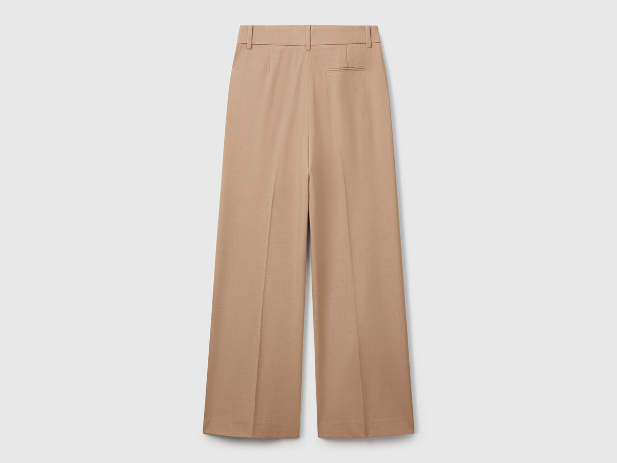 Wide flowing trousers
