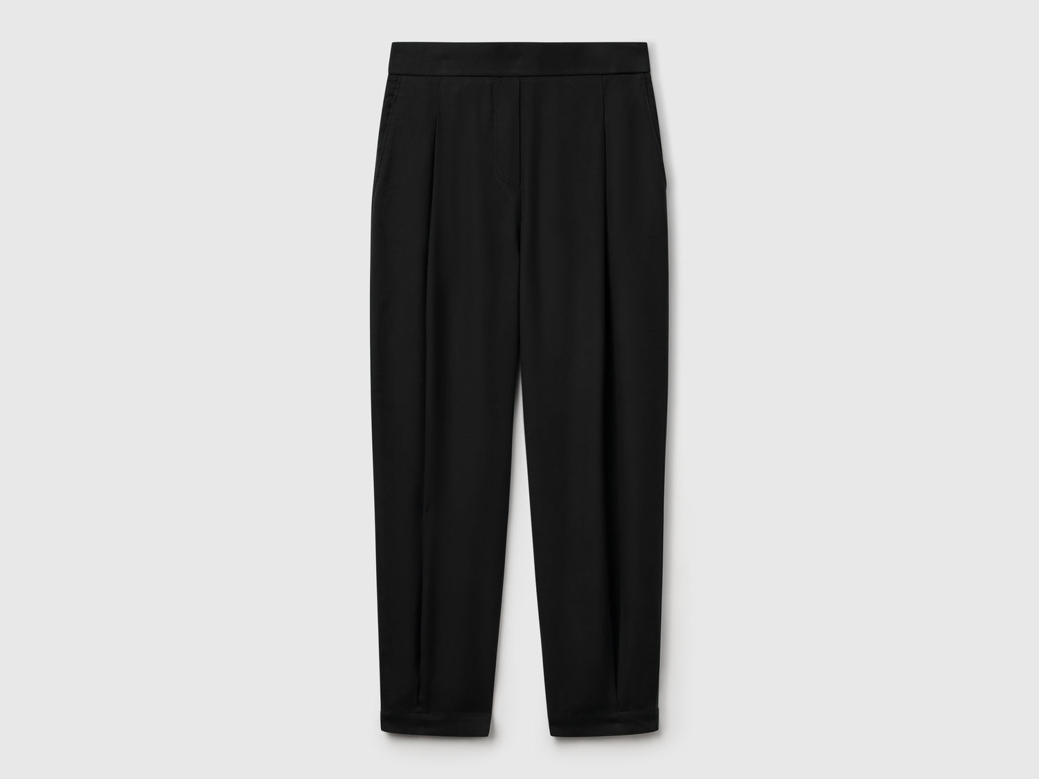 Pantaloni fluidi con pinces da donna nero | Benetton Outlet