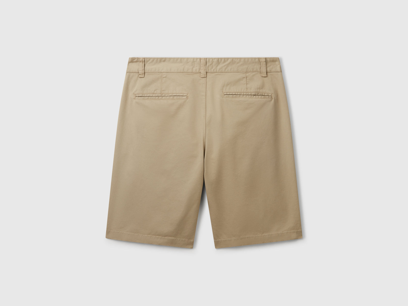 Bermuda chino in cotone stretch da uomo verde militare 2 | Benetton Outlet