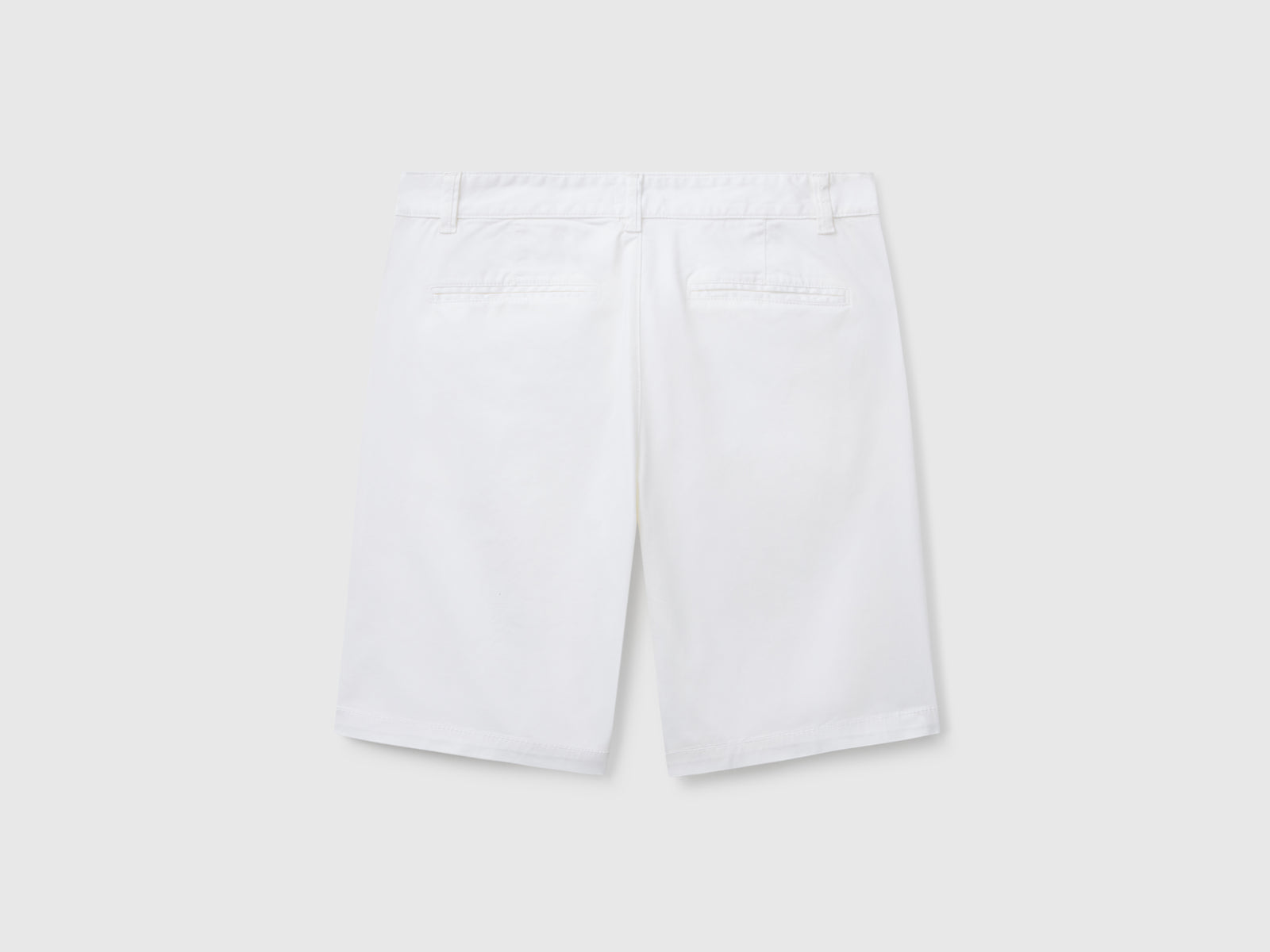 Bermuda chino in cotone stretch da uomo bianco 2 | Benetton Outlet