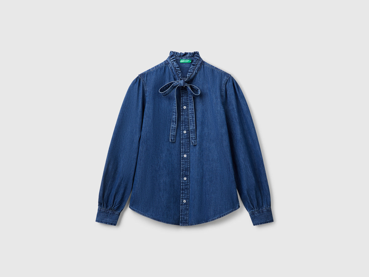 Shirt with ruffled collar
