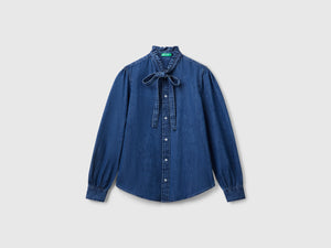 Shirt with ruffled collar