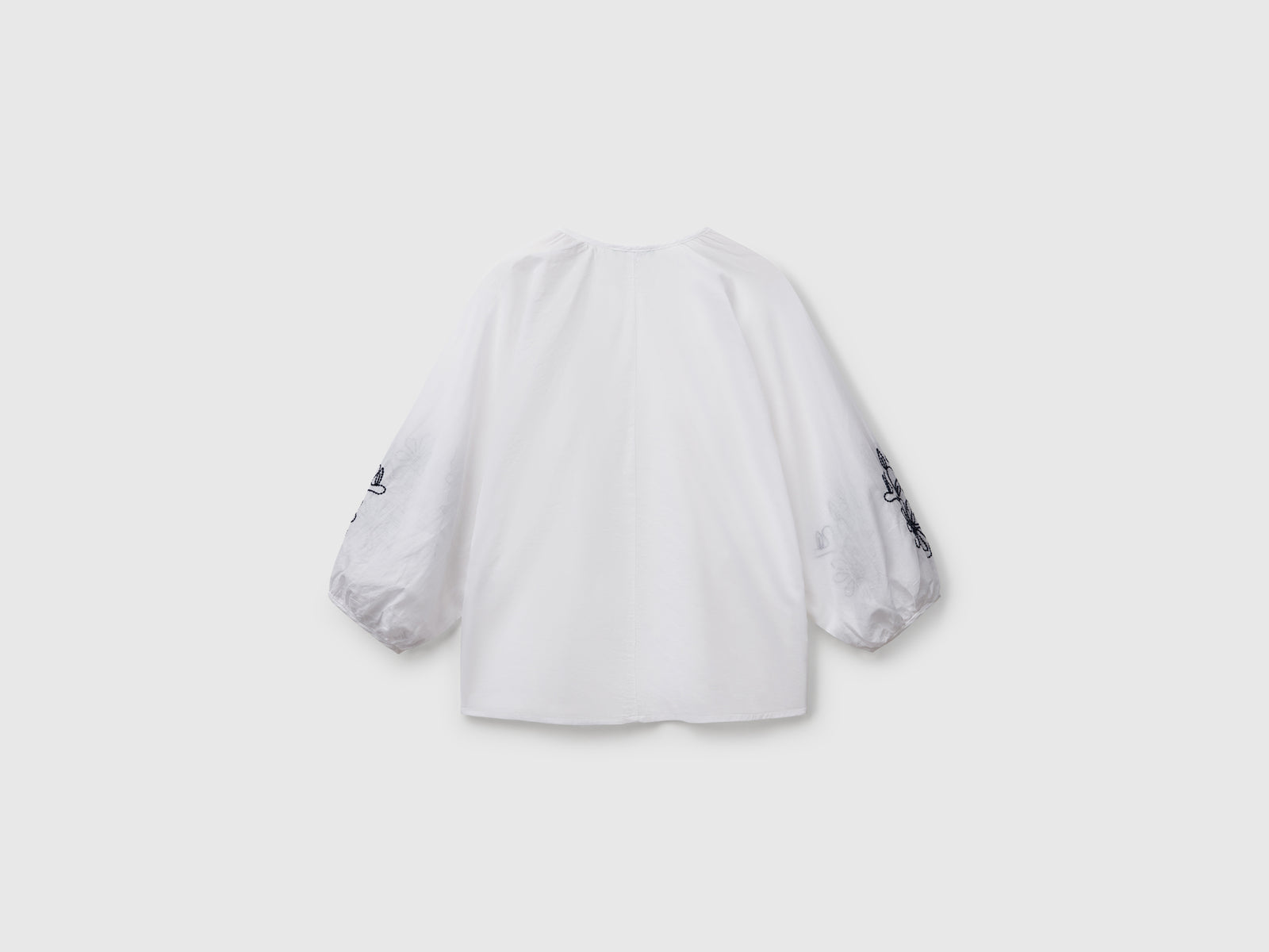 Blouse with floral embroidery da donna bianco 2 | Benetton Outlet