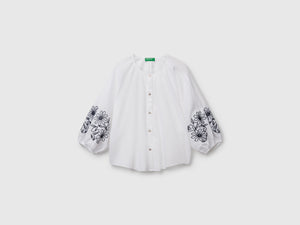 Blouse with floral embroidery