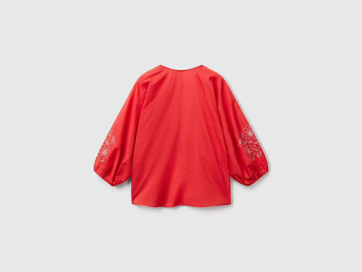 Blusa con ricami floreali