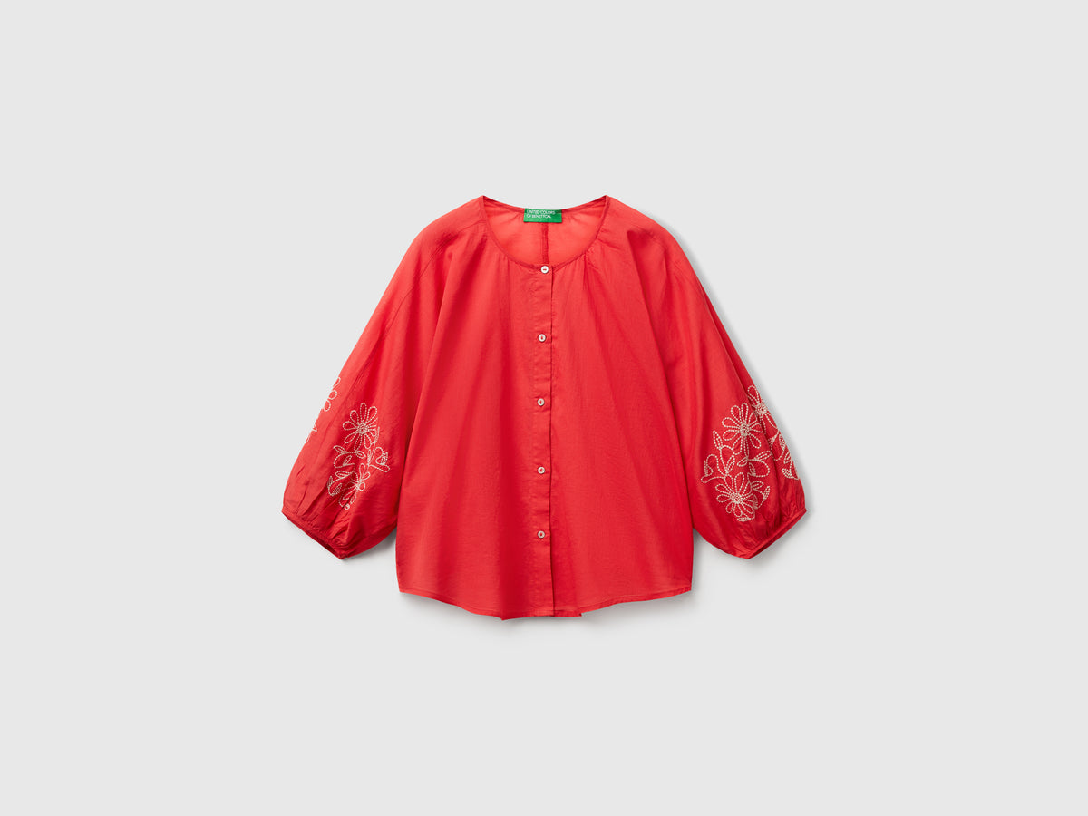 Blusa con ricami floreali