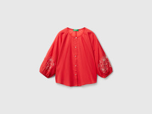 Blusa con ricami floreali