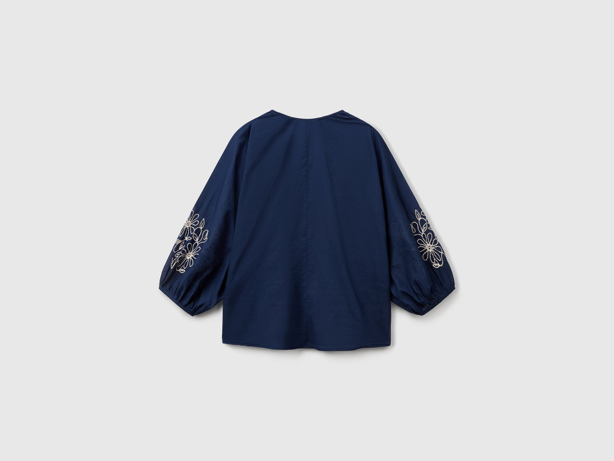 Blouse with floral embroidery