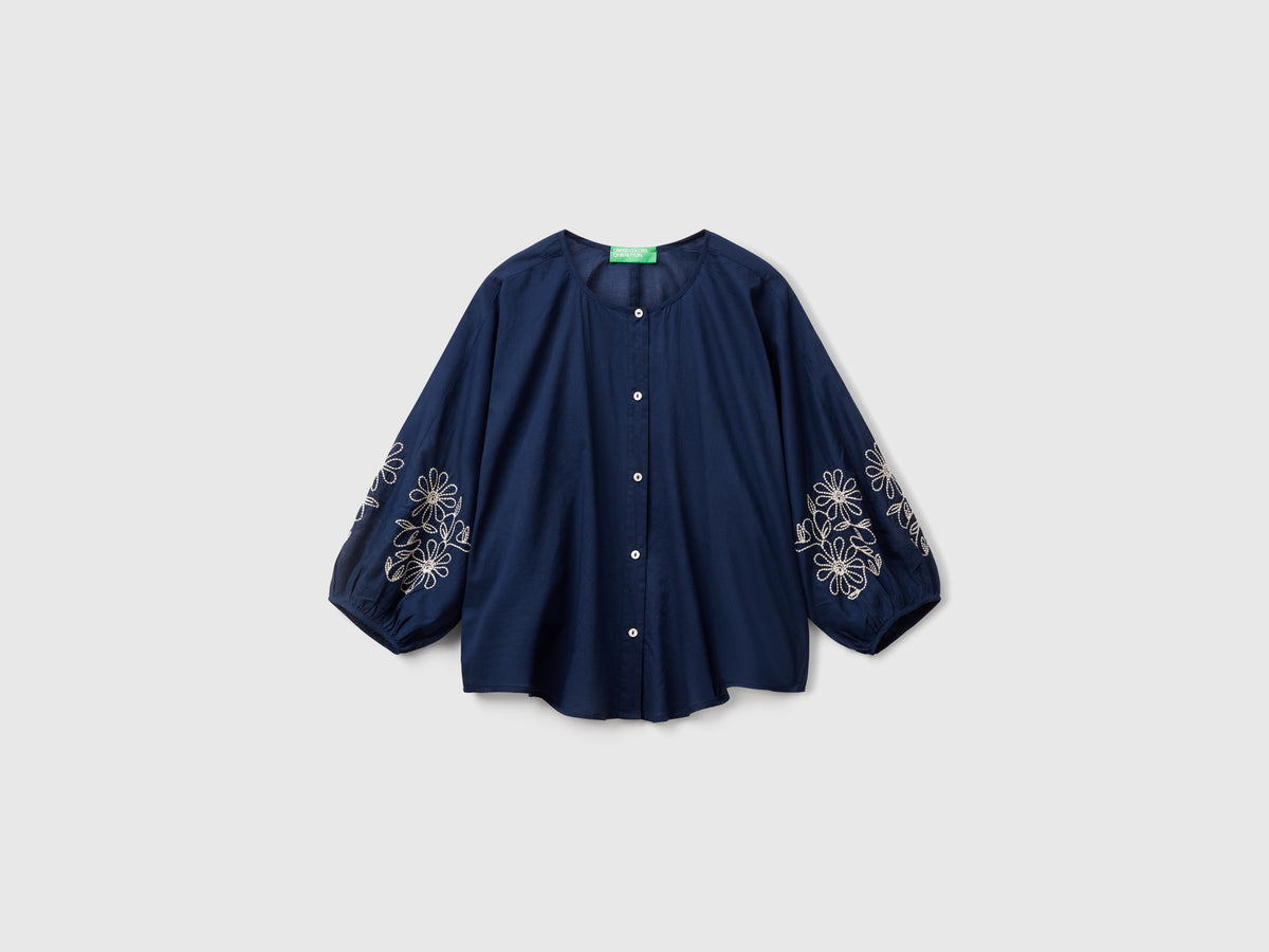 Blouse with floral embroidery