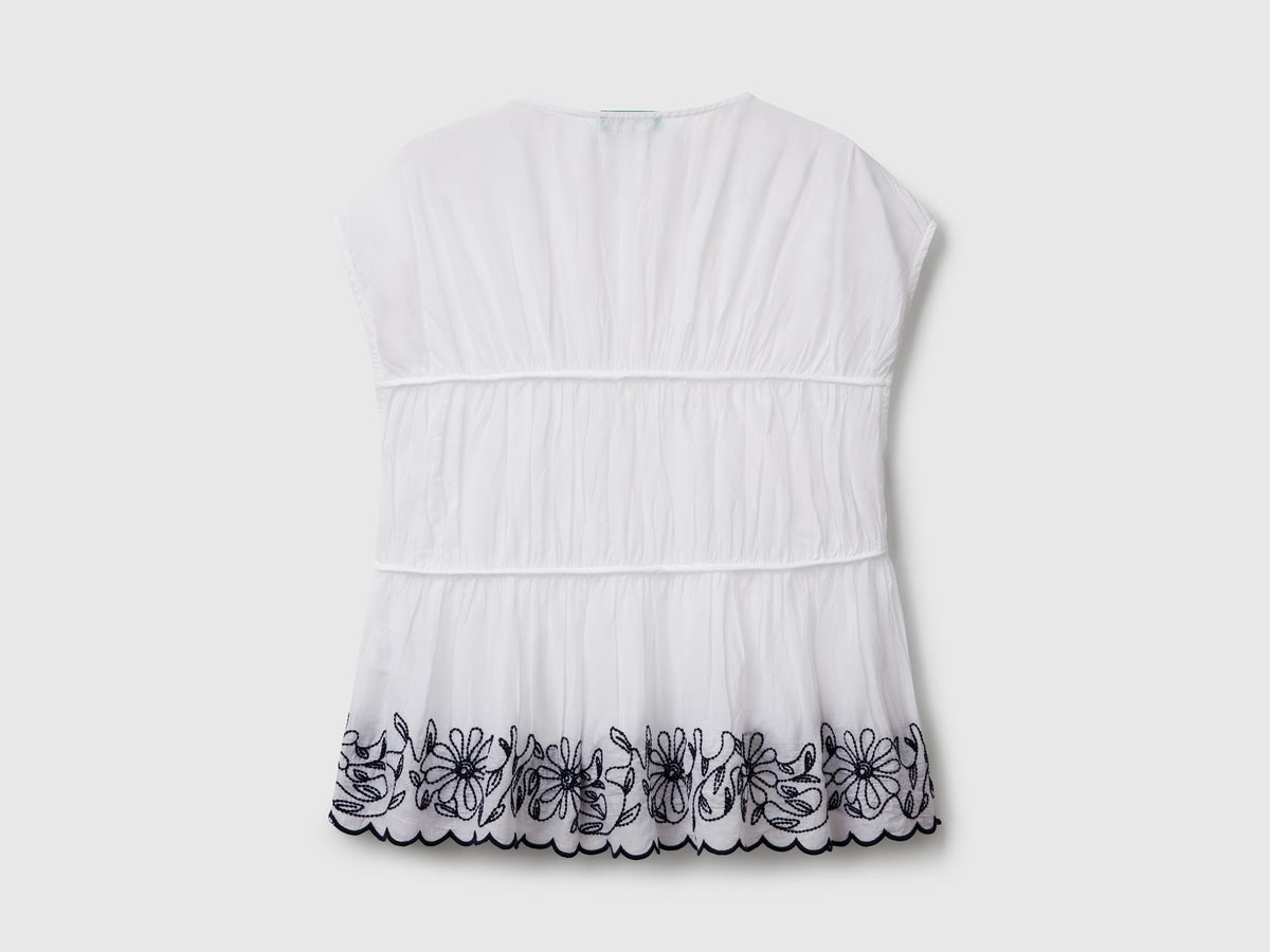 Blusa a manica corta con ricami floreali