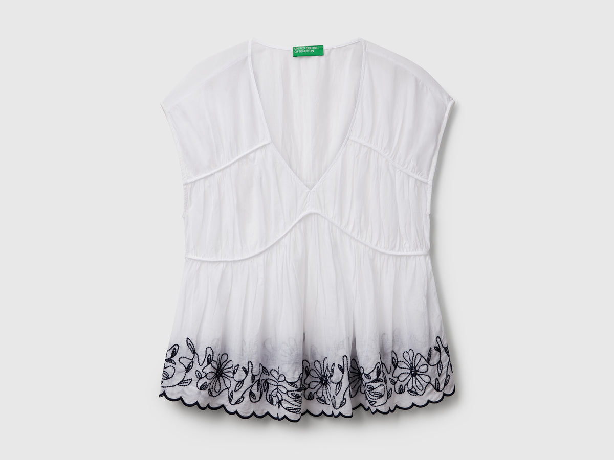 Blusa a manica corta con ricami floreali