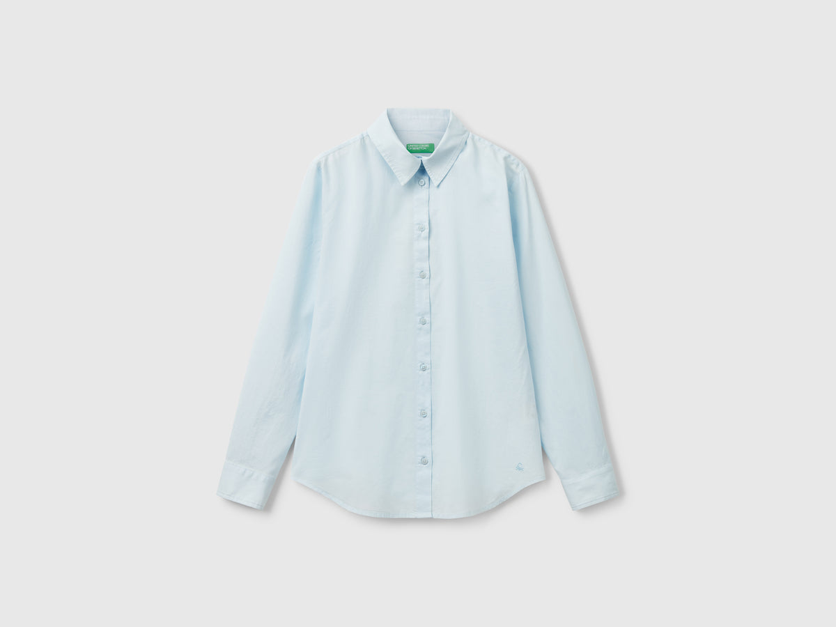Camisa de corte regular en algodón ligero.
