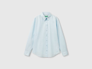 Camisa de corte regular en algodón ligero.
