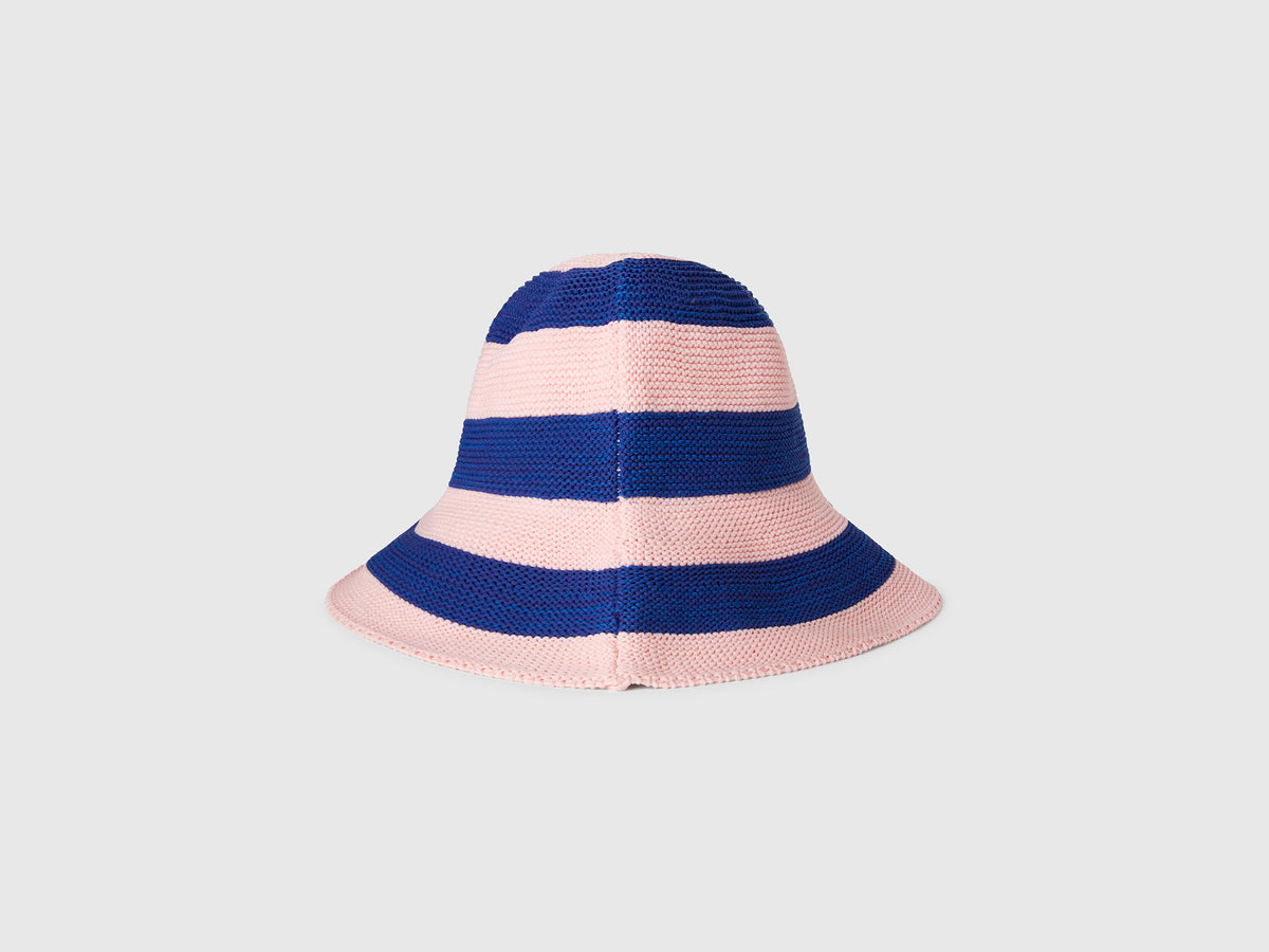 Cappello a righe blu e rosa