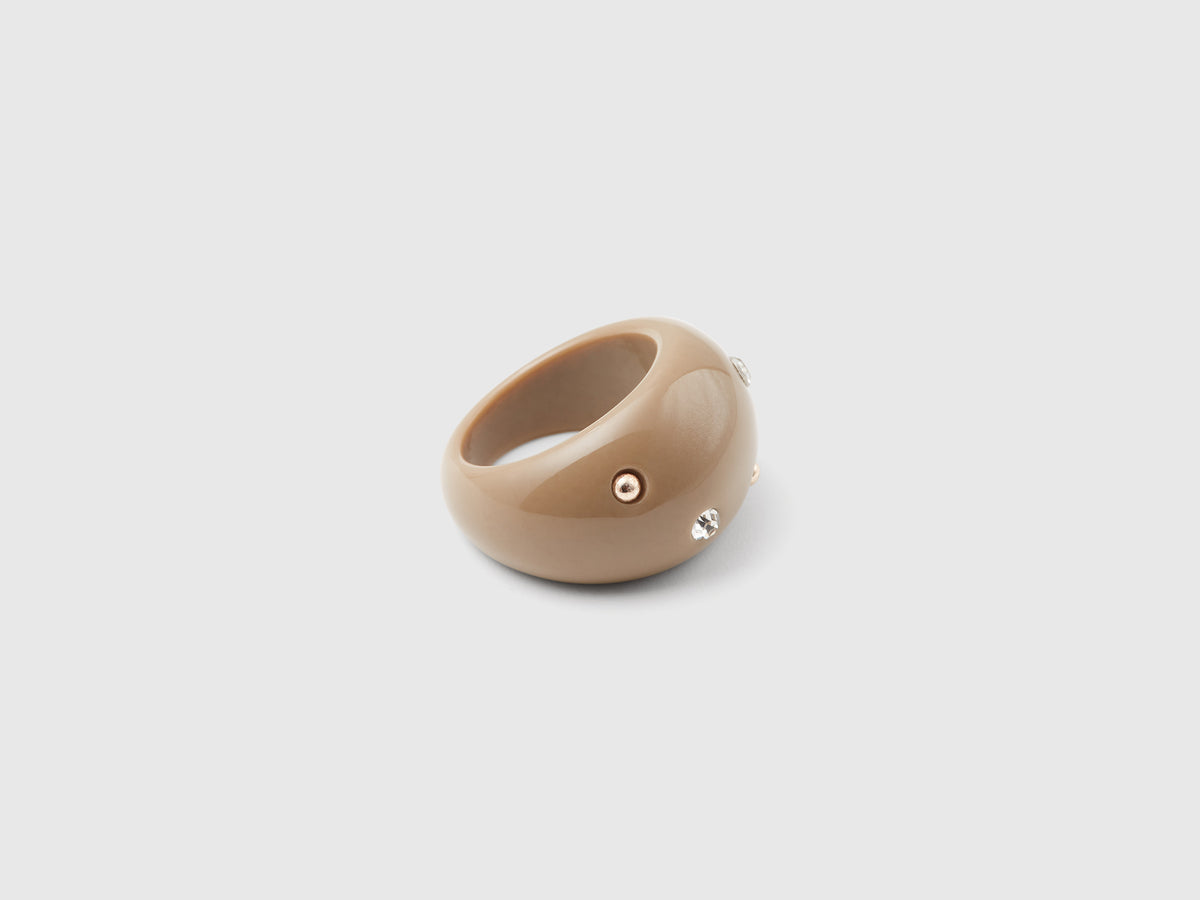 Anello con strass e borchie