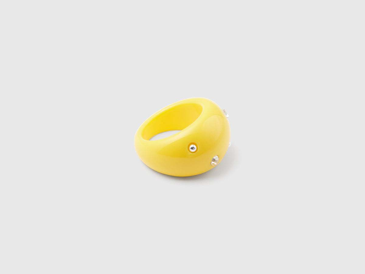 Anello con strass e borchie