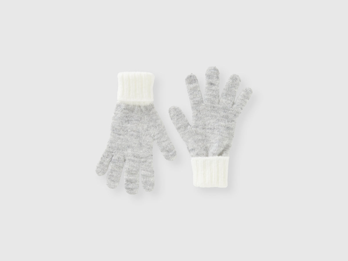 Knitted gloves