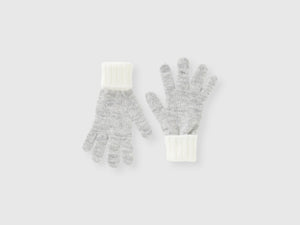 Knitted gloves